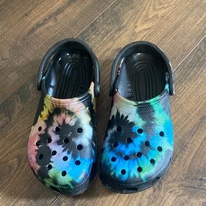 Women’s Cocs size 6